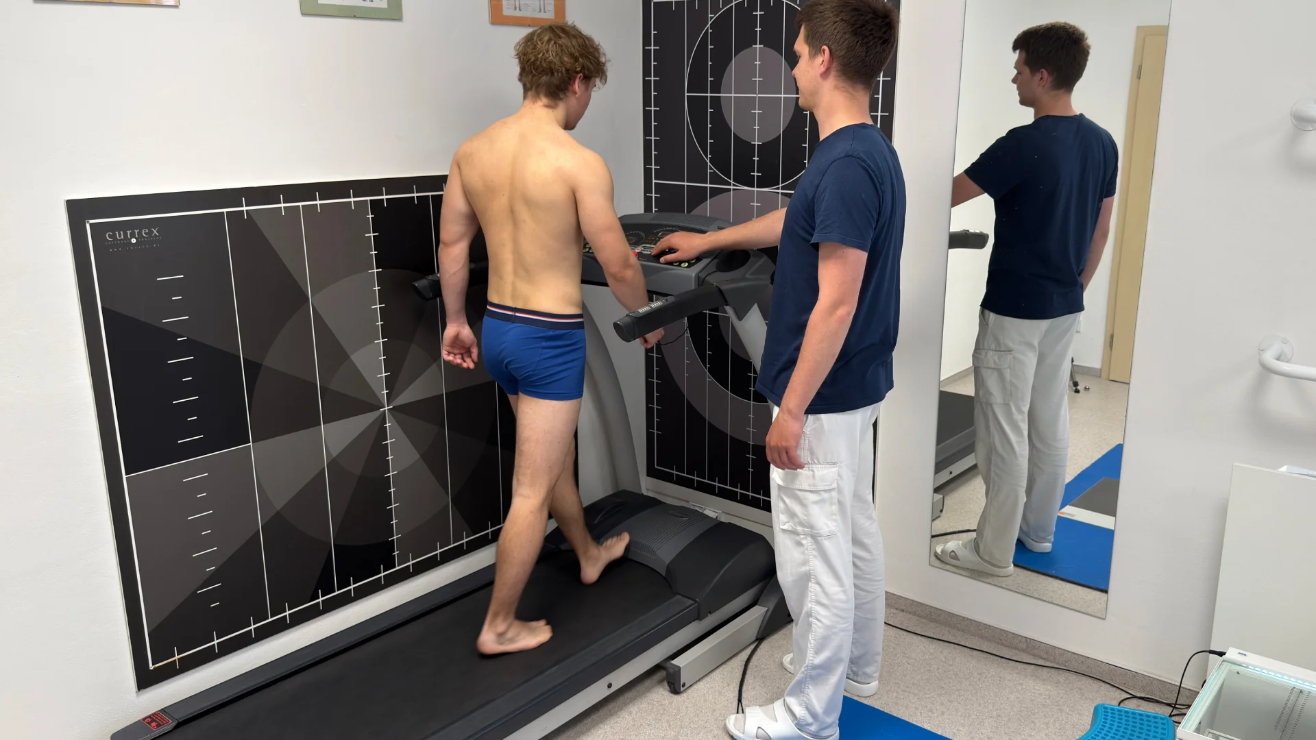 Kineziologické vyšetření na běhátku kamerou proti měřícím terčům